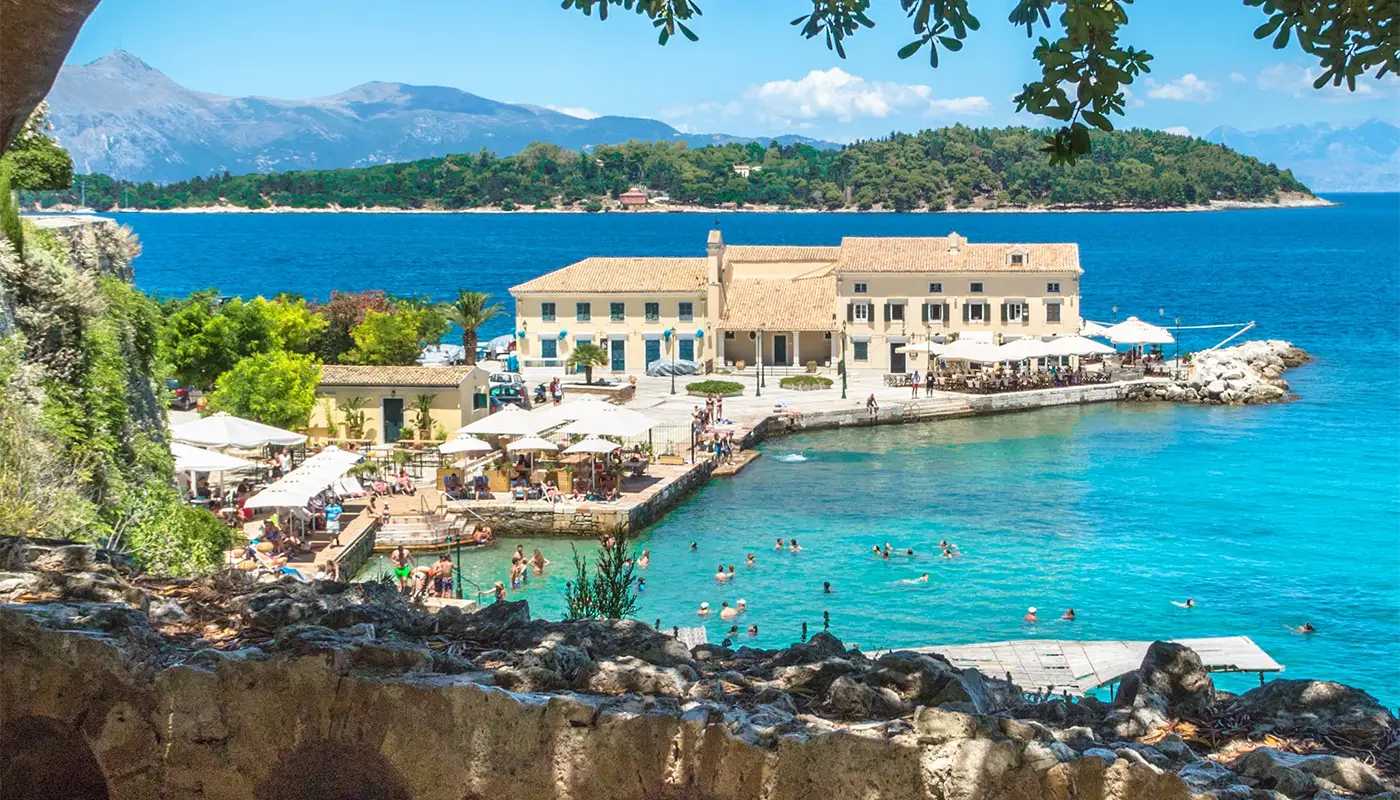 Όχημα ιδιωτικής μεταφοράς στις αφίξεις του αεροδρομίου Κέρκυρας